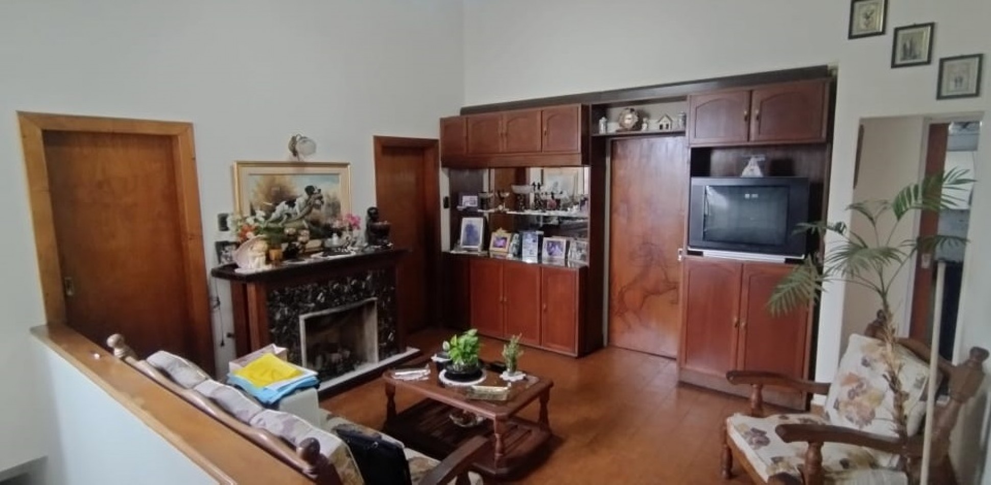 DEPARTAMENTO TIPO CASA EN PLANTA ALTA DE 4 AMBIENTES MAS GALPON EN PLANTA BAJA.