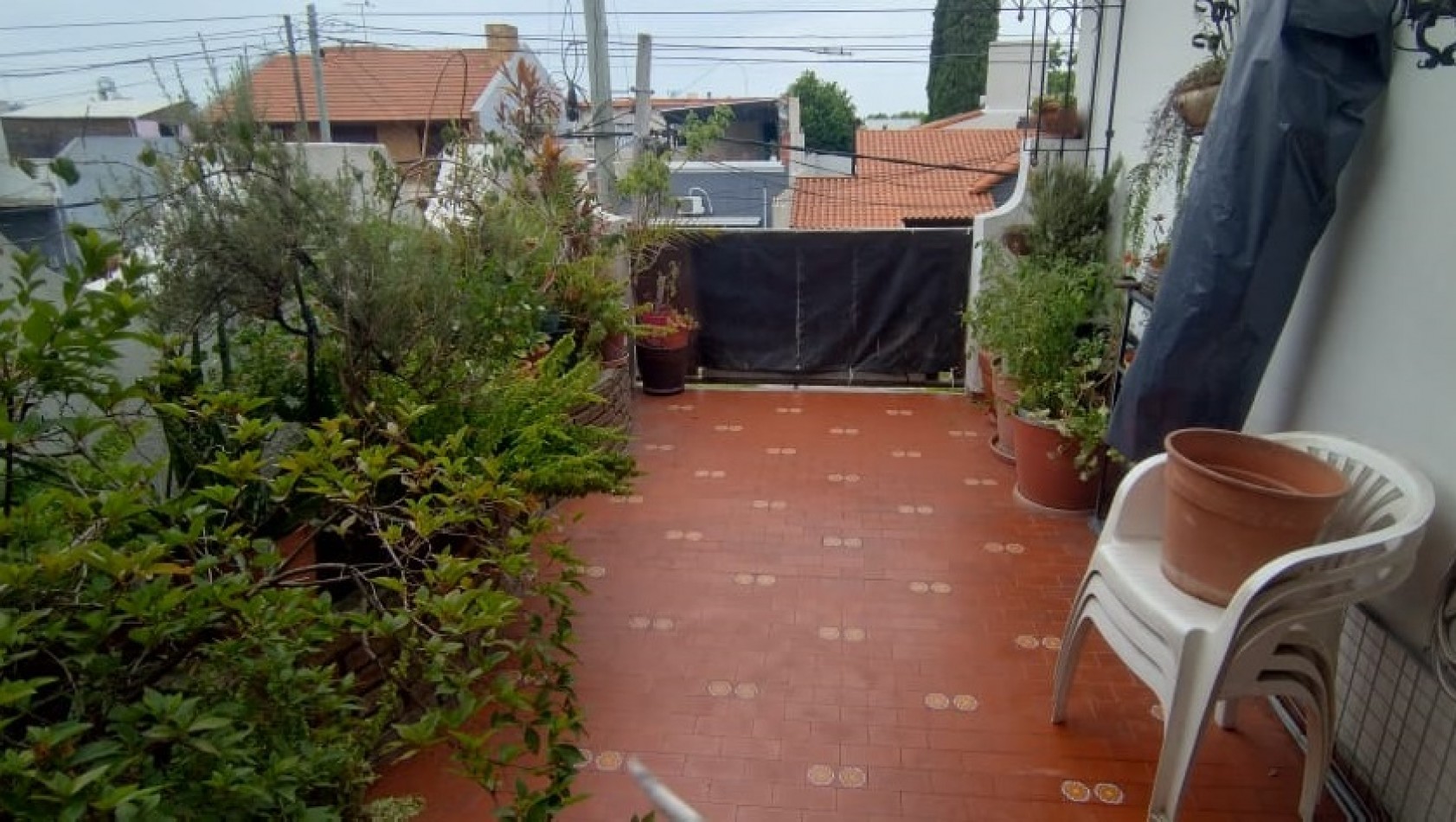 DEPARTAMENTO TIPO CASA EN PLANTA ALTA DE 4 AMBIENTES MAS GALPON EN PLANTA BAJA.