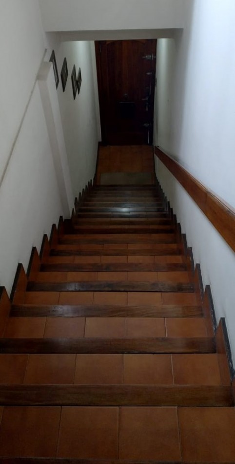 DEPARTAMENTO TIPO CASA EN PLANTA ALTA DE 4 AMBIENTES MAS GALPON EN PLANTA BAJA.