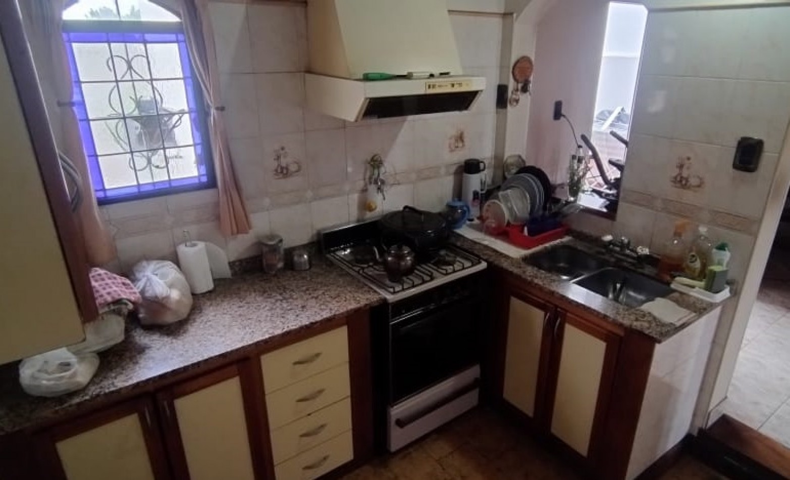 DEPARTAMENTO TIPO CASA EN PLANTA ALTA DE 4 AMBIENTES MAS GALPON EN PLANTA BAJA.