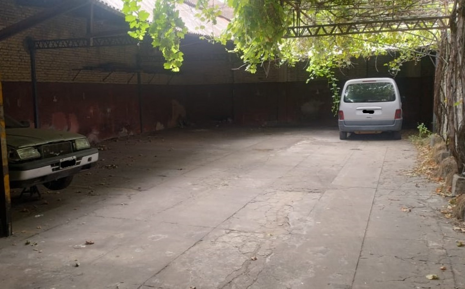 DEPARTAMENTO TIPO CASA EN PLANTA ALTA DE 4 AMBIENTES MAS GALPON EN PLANTA BAJA.