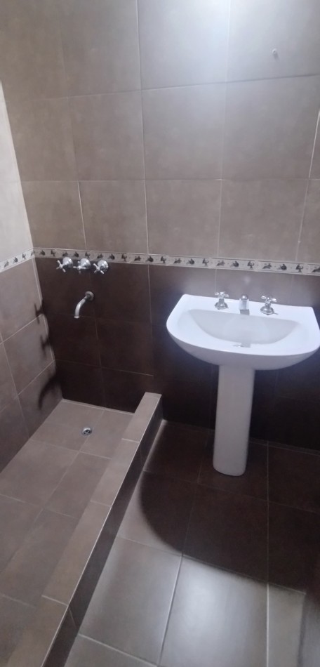 DUPLEX AL FRENTE DE 3 AMBIENTES, CON ENTRADA INDEPENDIENTE Y PATIO.