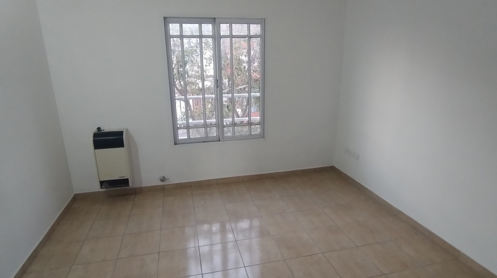 DUPLEX AL FRENTE DE 3 AMBIENTES, CON ENTRADA INDEPENDIENTE Y PATIO.