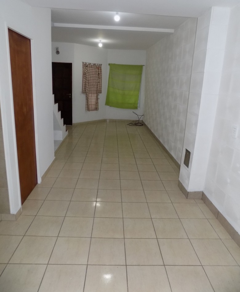 DUPLEX AL FRENTE DE 3 AMBIENTES, CON ENTRADA INDEPENDIENTE Y PATIO.