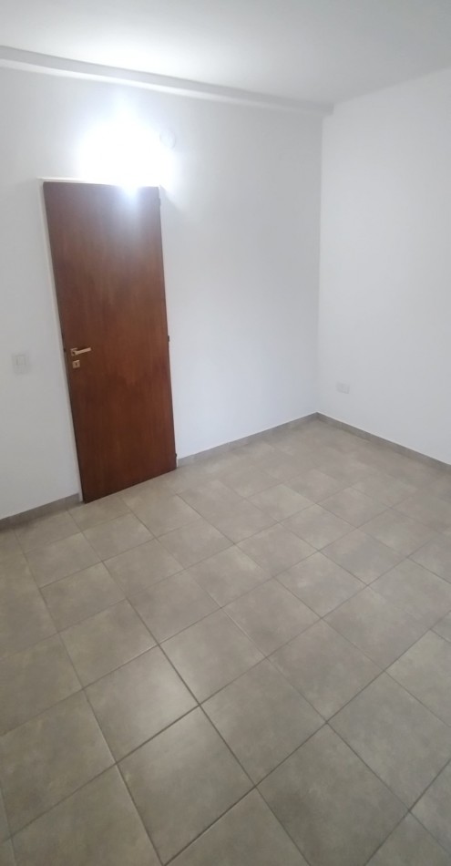 DUPLEX AL FRENTE DE 3 AMBIENTES, CON ENTRADA INDEPENDIENTE Y PATIO.