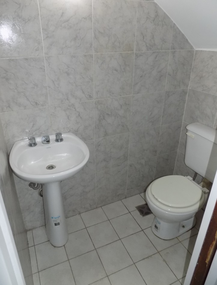 DUPLEX AL FRENTE DE 3 AMBIENTES, CON ENTRADA INDEPENDIENTE Y PATIO.