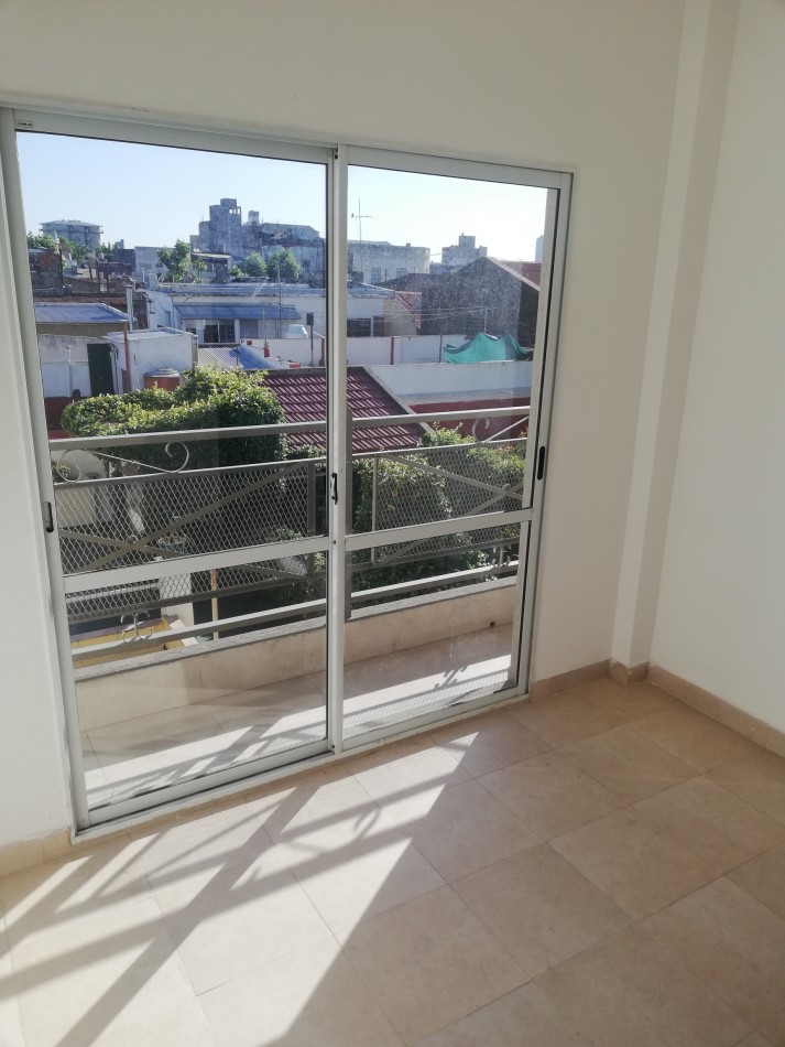 MONOAMBIENTE DIVIDIDO EN TERCER PISO AL FRENTE, CON BALCON.