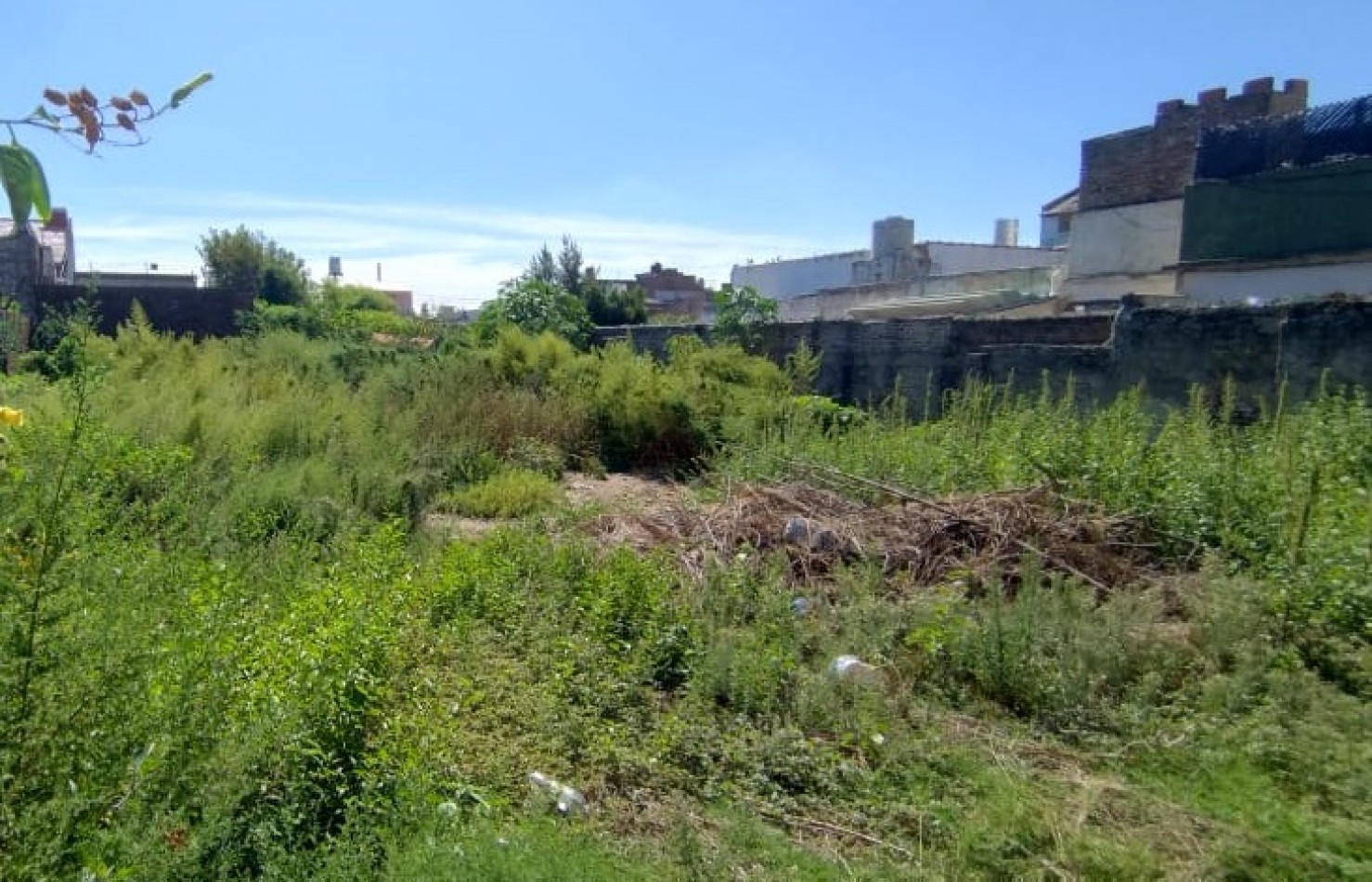 LOTE DE TERRENO DOBLE FRENTE. 17,32M X 38,46M. SUPERFICIE TOTAL 666M2.