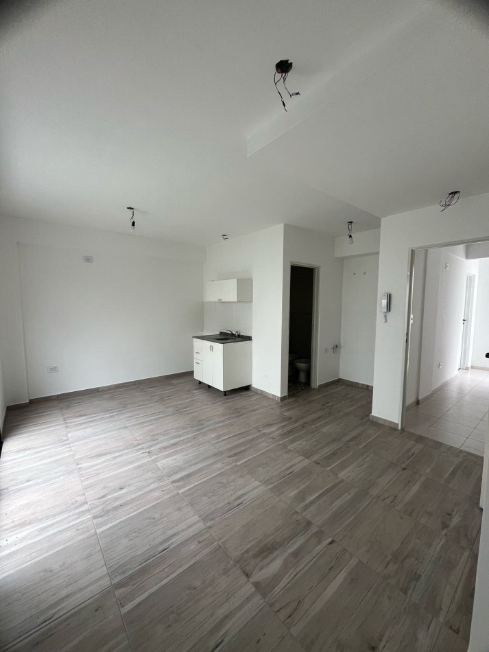 MONOAMBIENTE EN PLANTA BAJA, DTO D, CON PATIO, 43M2, BANFIELD.