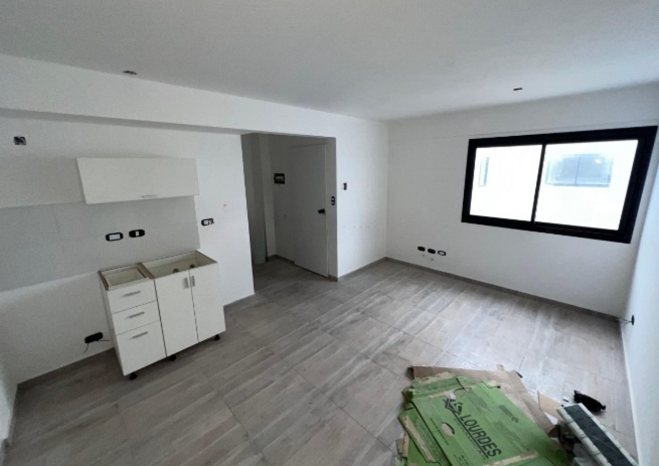 MONOAMBIENTE EN 2DO PISO, DTO C, 21M2, BANFIELD.