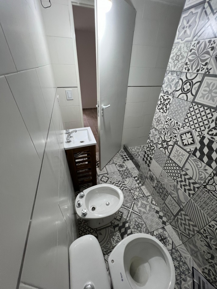 DUPLEX AL FRENTE CON BALCON Y PATIO, 54.5M2. PB. A. BANFIELD.