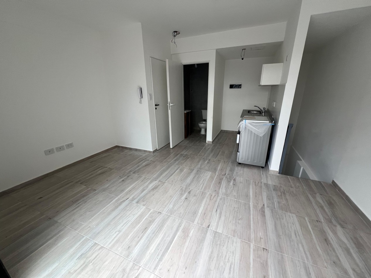 DUPLEX AL FRENTE CON BALCON Y PATIO, 54.5M2. PB. A. BANFIELD.