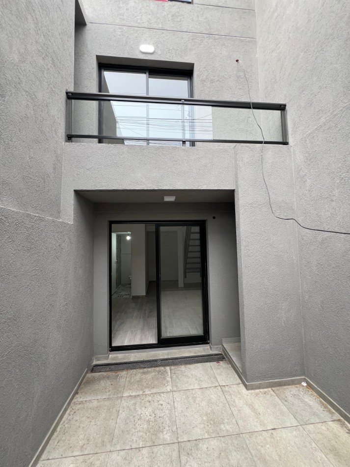 DUPLEX AL FRENTE CON BALCON Y PATIO, 54.5M2. PB. A. BANFIELD.