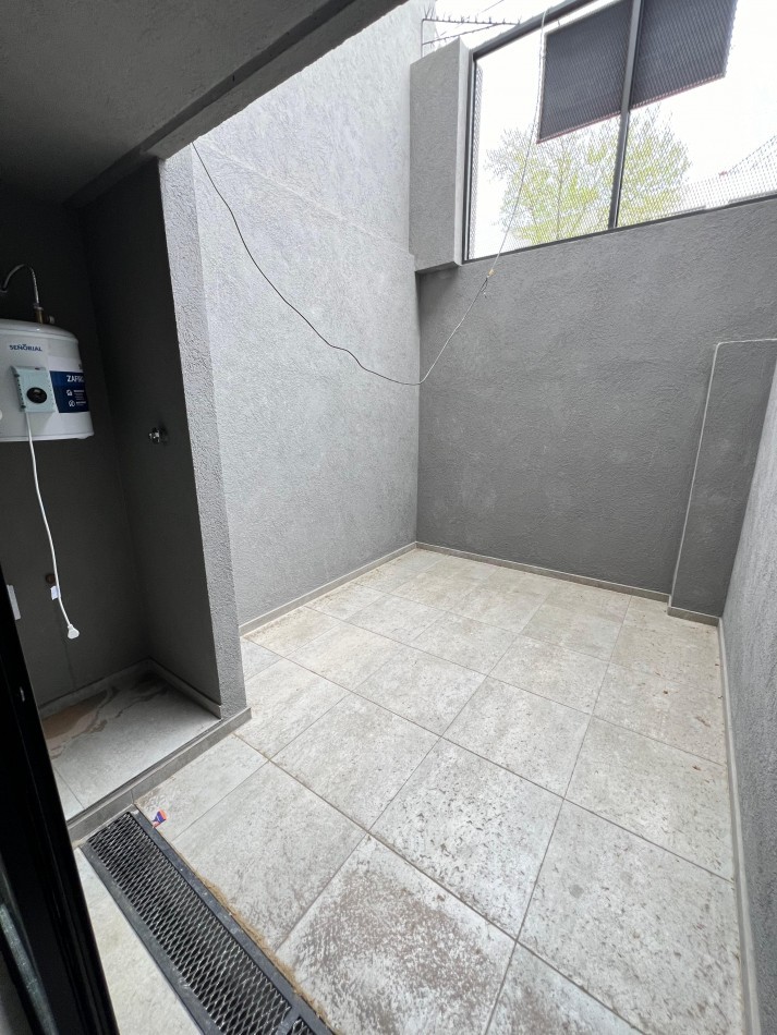 DUPLEX AL FRENTE CON BALCON Y PATIO, 54.5M2. PB. A. BANFIELD.