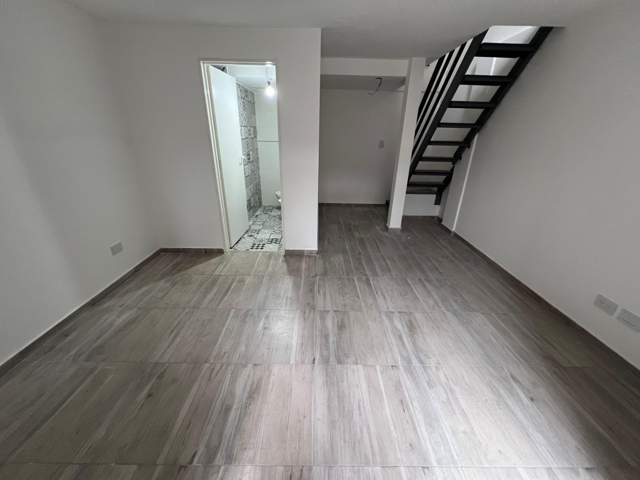 DUPLEX AL FRENTE CON BALCON Y PATIO, 54.5M2. PB. A. BANFIELD.