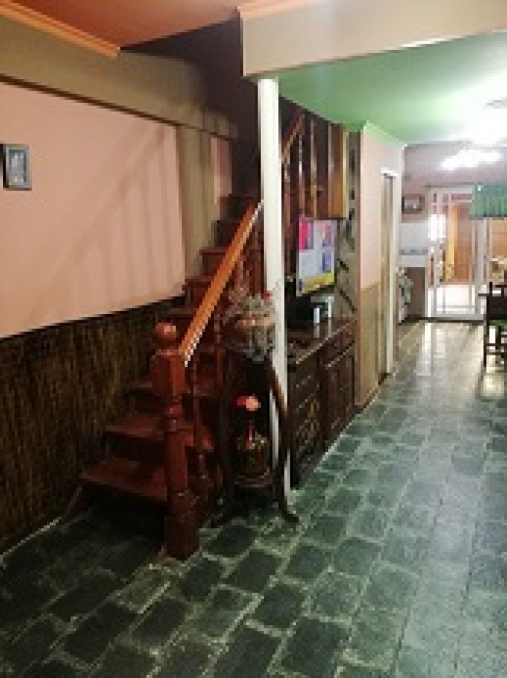 HERMOSO TRIPLEX, 4 DORMITORIOS, DOS COCHERAS, PERMUTA POR DEPARTAMENTO 2 O 3 AMBIENTES.