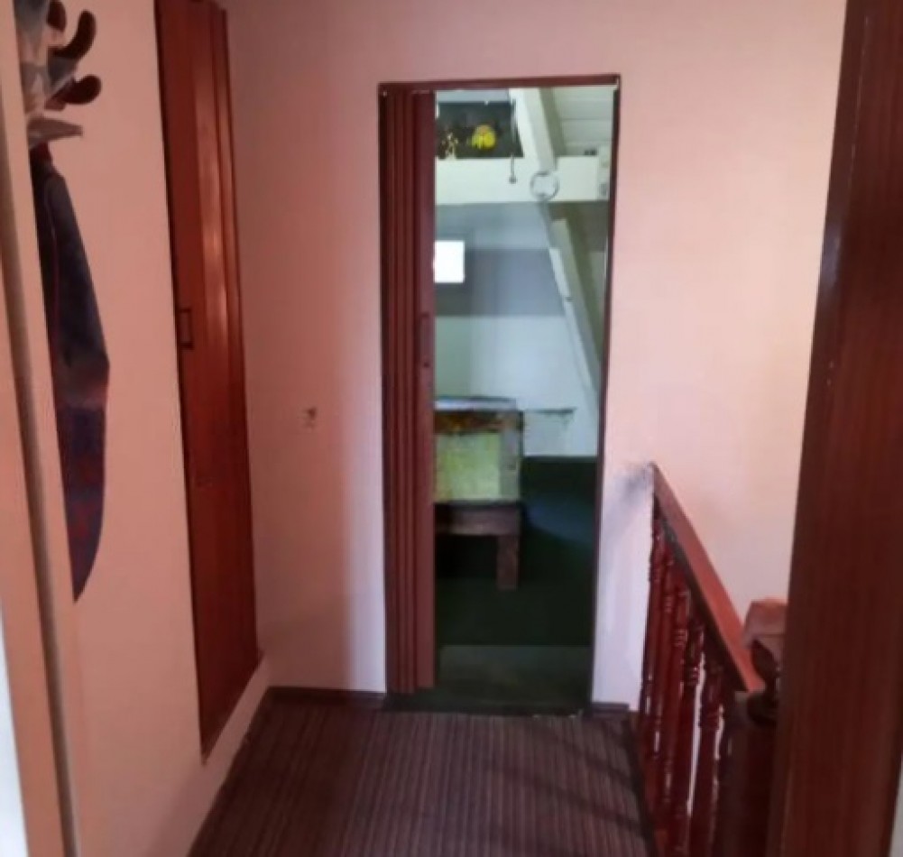 HERMOSO TRIPLEX, 4 DORMITORIOS, DOS COCHERAS, PERMUTA POR DEPARTAMENTO 2 O 3 AMBIENTES.