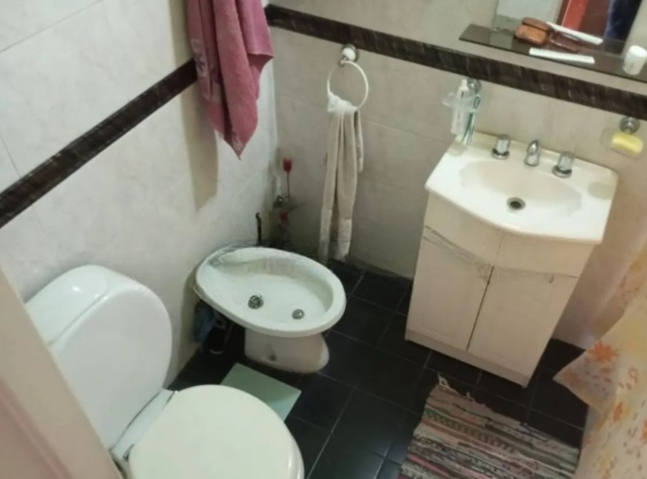 HERMOSO TRIPLEX, 4 DORMITORIOS, DOS COCHERAS, PERMUTA POR DEPARTAMENTO 2 O 3 AMBIENTES.