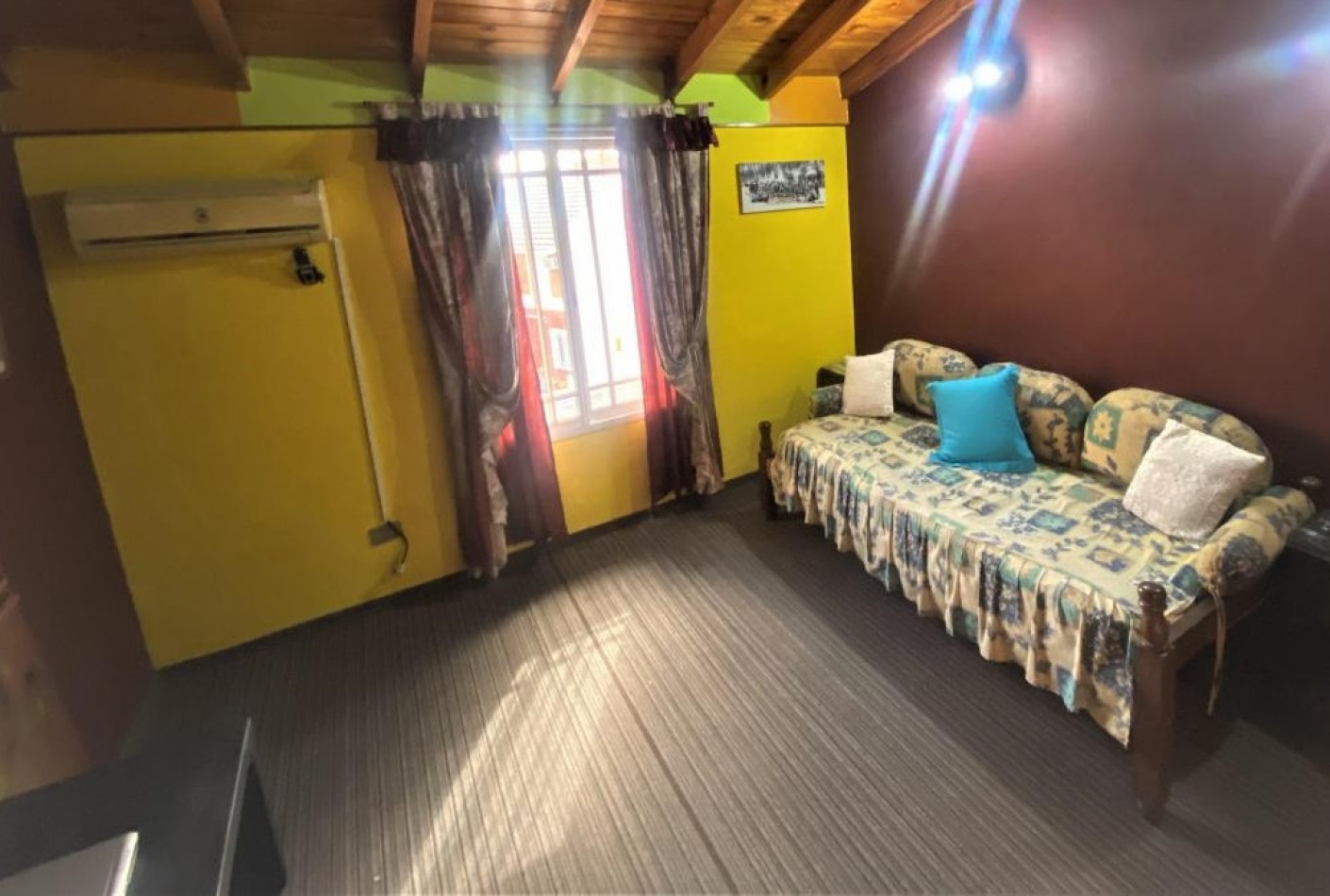 HERMOSO TRIPLEX, 4 DORMITORIOS, DOS COCHERAS, PERMUTA POR DEPARTAMENTO 2 O 3 AMBIENTES.