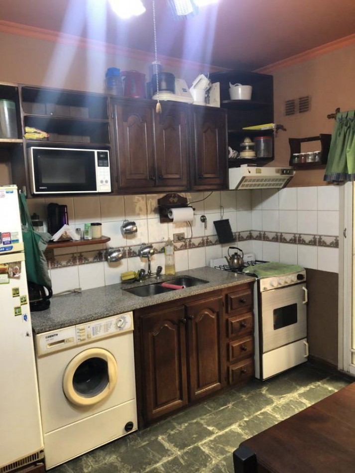 HERMOSO TRIPLEX, 4 DORMITORIOS, DOS COCHERAS, PERMUTA POR DEPARTAMENTO 2 O 3 AMBIENTES.