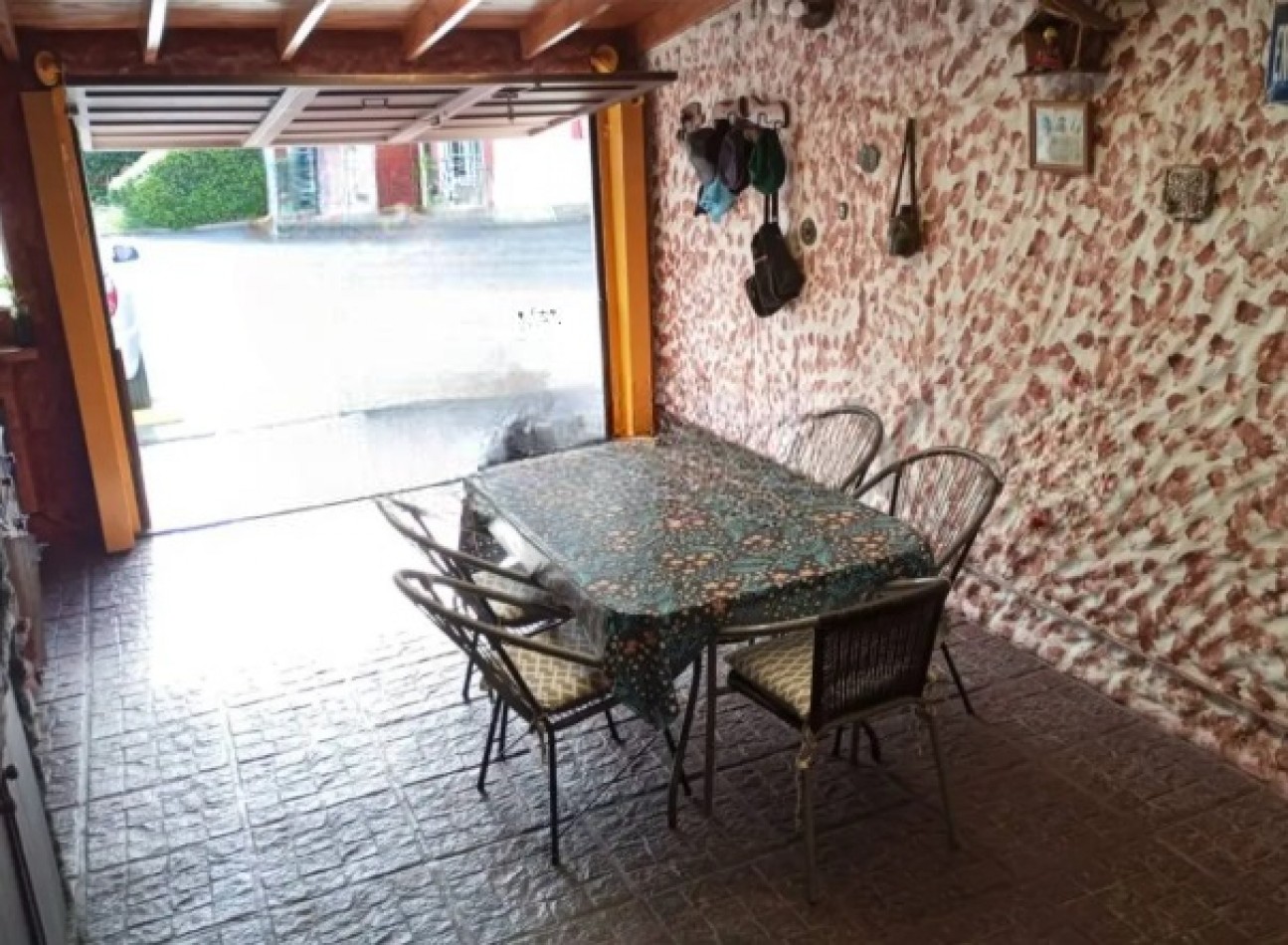 HERMOSO TRIPLEX, 4 DORMITORIOS, DOS COCHERAS, PERMUTA POR DEPARTAMENTO 2 O 3 AMBIENTES.