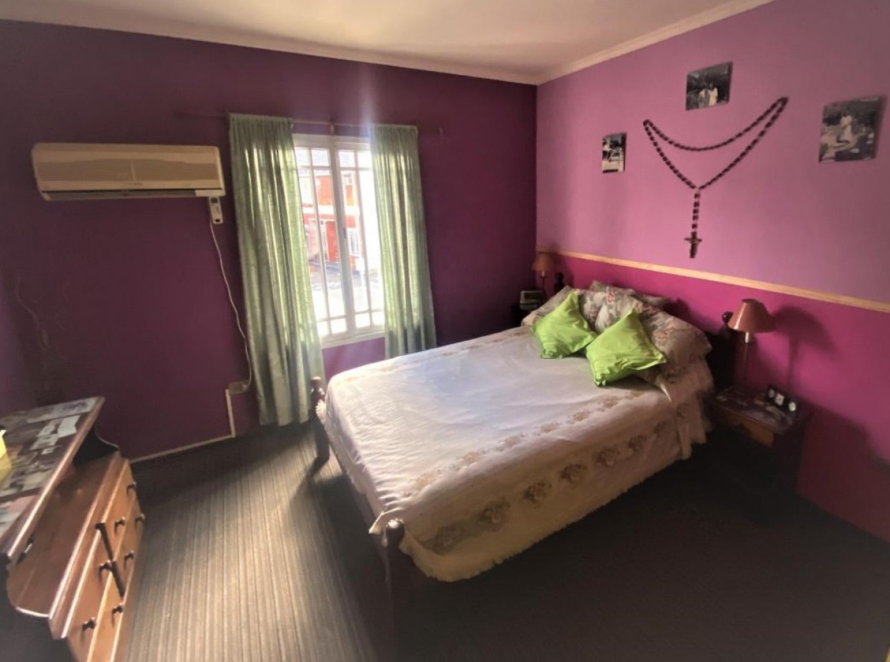 HERMOSO TRIPLEX, 4 DORMITORIOS, DOS COCHERAS, PERMUTA POR DEPARTAMENTO 2 O 3 AMBIENTES.