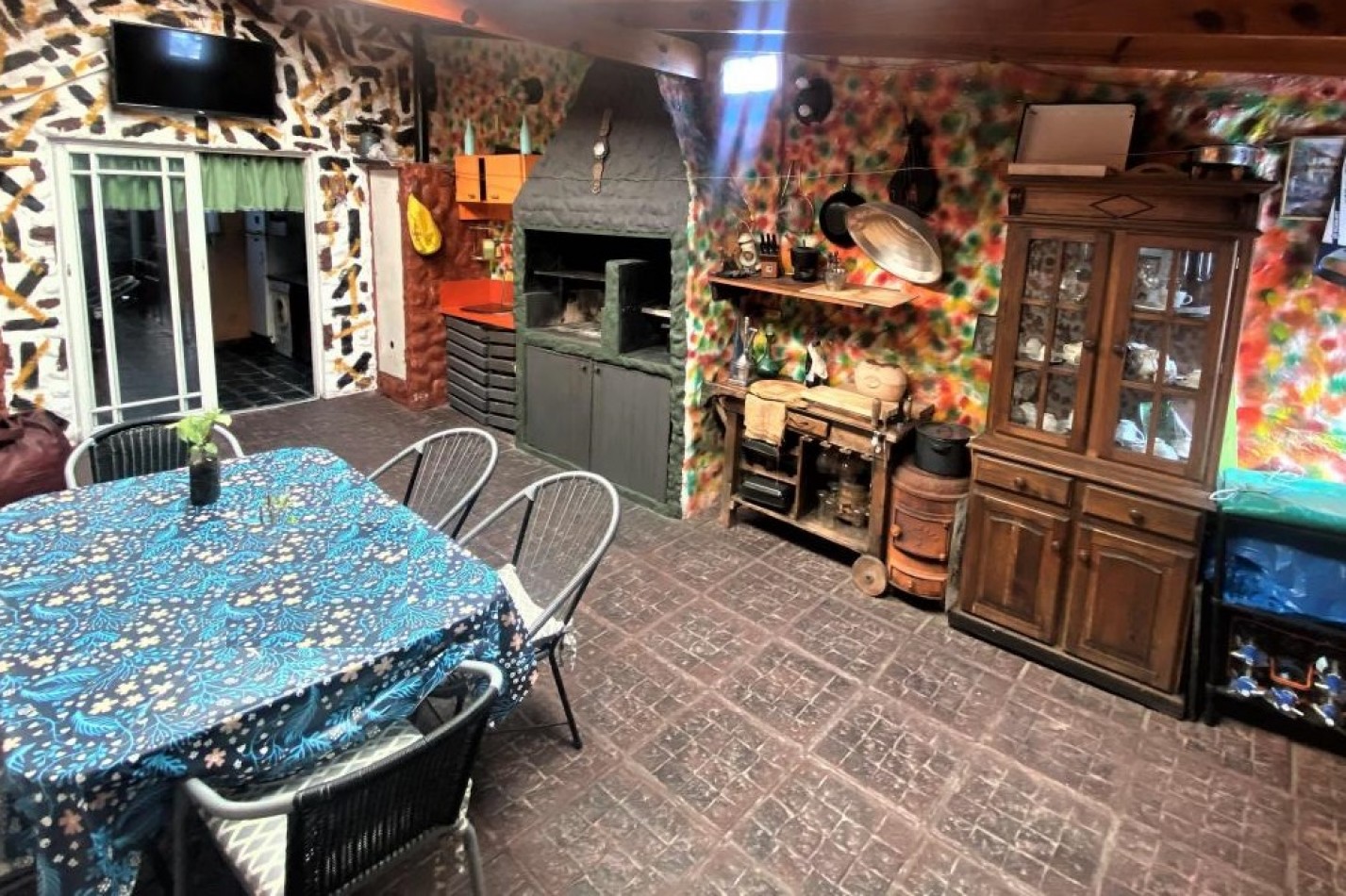 HERMOSO TRIPLEX, 4 DORMITORIOS, DOS COCHERAS, PERMUTA POR DEPARTAMENTO 2 O 3 AMBIENTES.