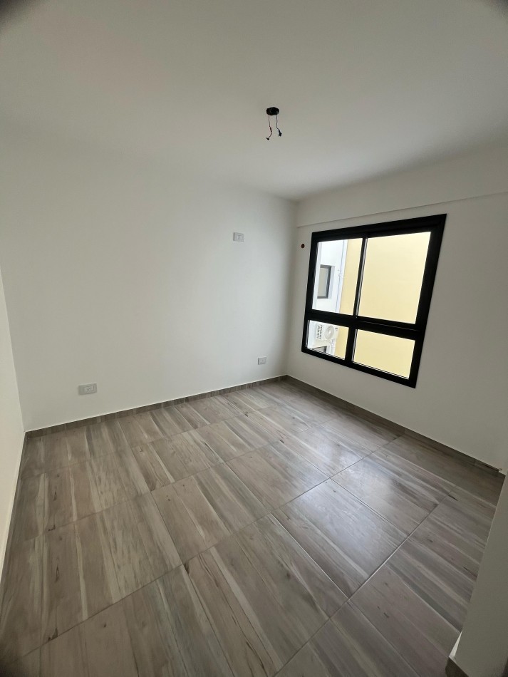MONOAMBIENTE EN 2° PISO, DTO D, FONDO, 21M2.