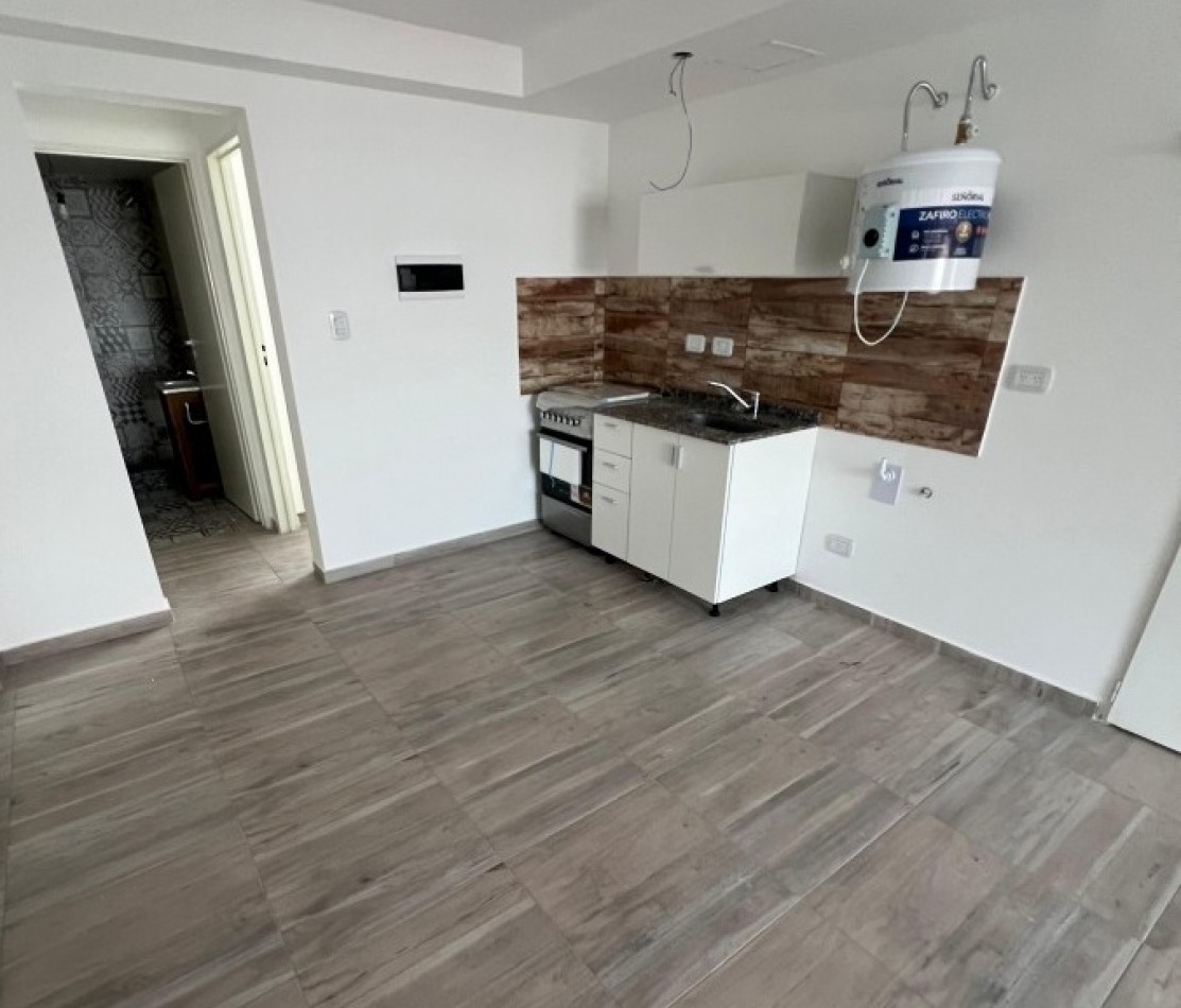 MONOAMBIENTE EN 1°PISO, AL FRENTE CON BALCON 22,5M2.