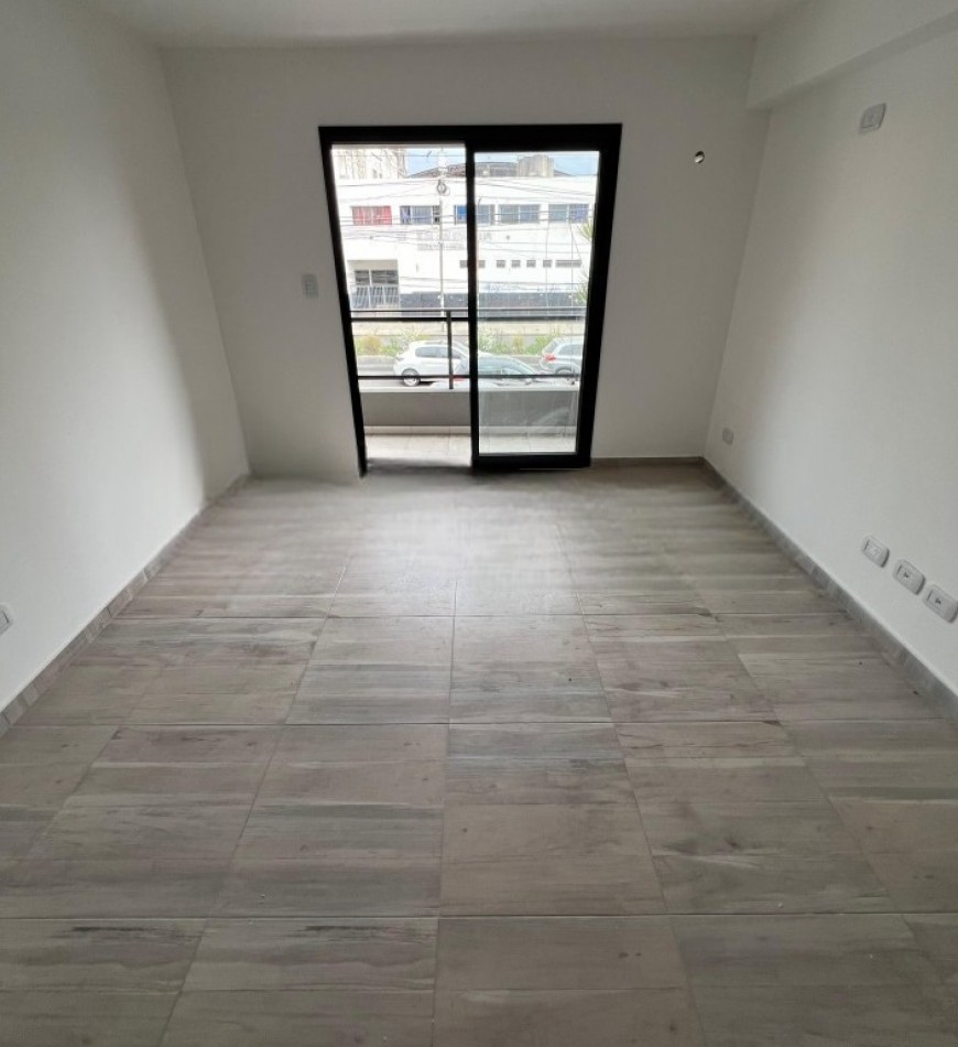 MONOAMBIENTE EN 1°PISO, AL FRENTE CON BALCON 22,5M2.