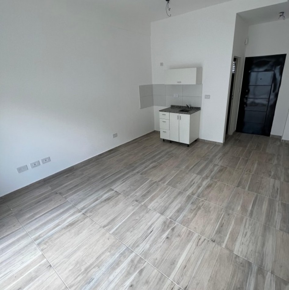 MONOAMBIENTE EN 1° PISO, DTO E, INTERNO 23M2.