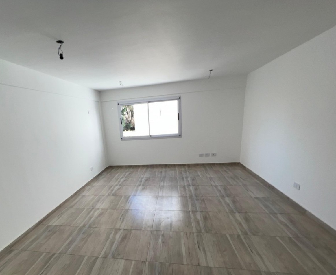 DEPARTAMENTO DOS AMBIENTES , EN 2° PISO, AL CONTRAFRENTE 30M2.