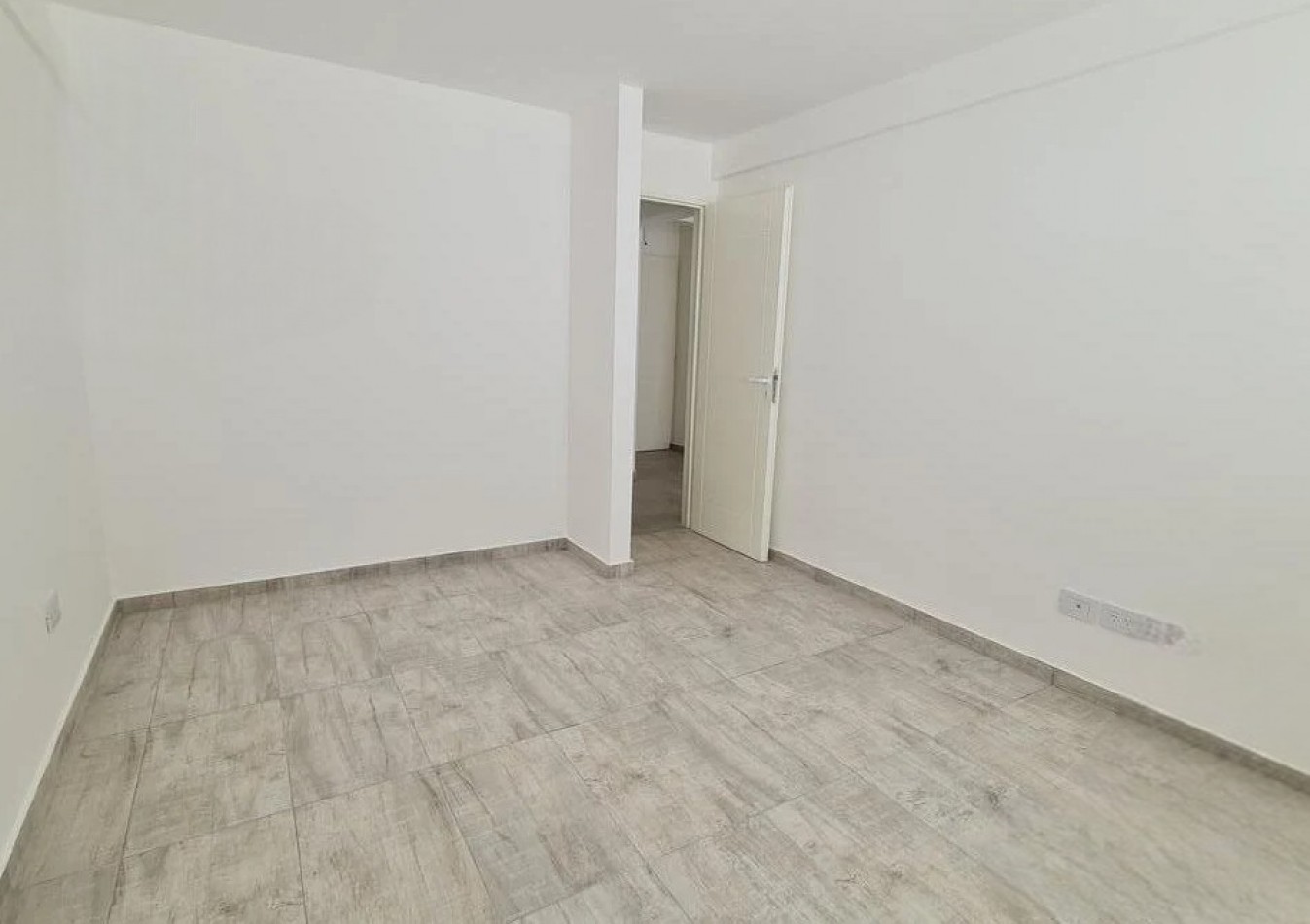 DEPARTAMENTO 2 AMBIENTES EN PLANTA BAJA CON PATIO A ESTRENAR, SUPERFICIE TOTAL 83M2.