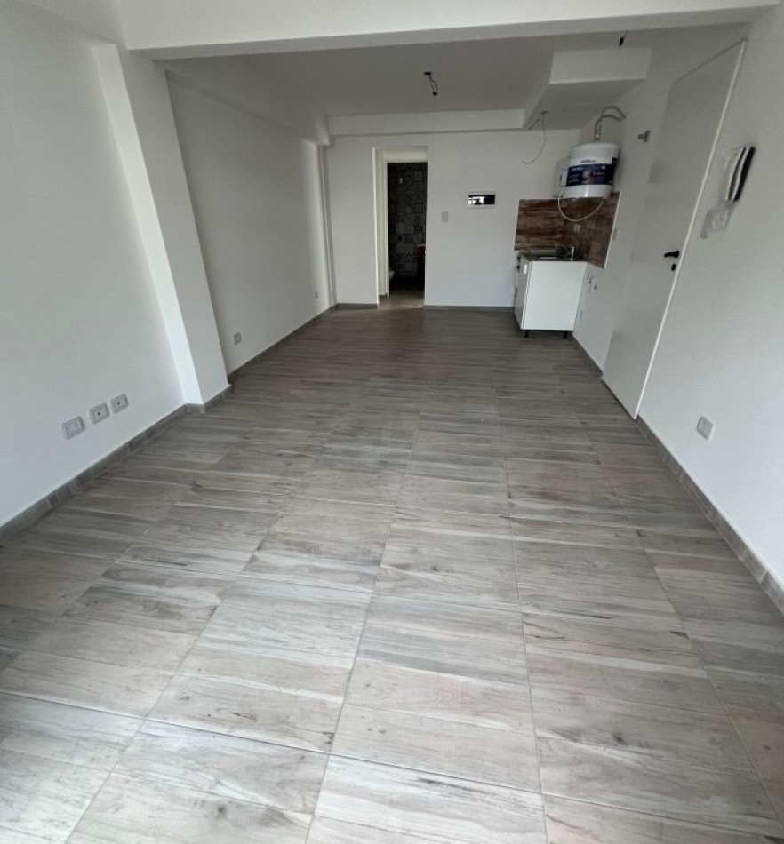 MONOAMBIENTE EN 2° PISO, AL FRENTE, CON BALCON, 22,5M2.