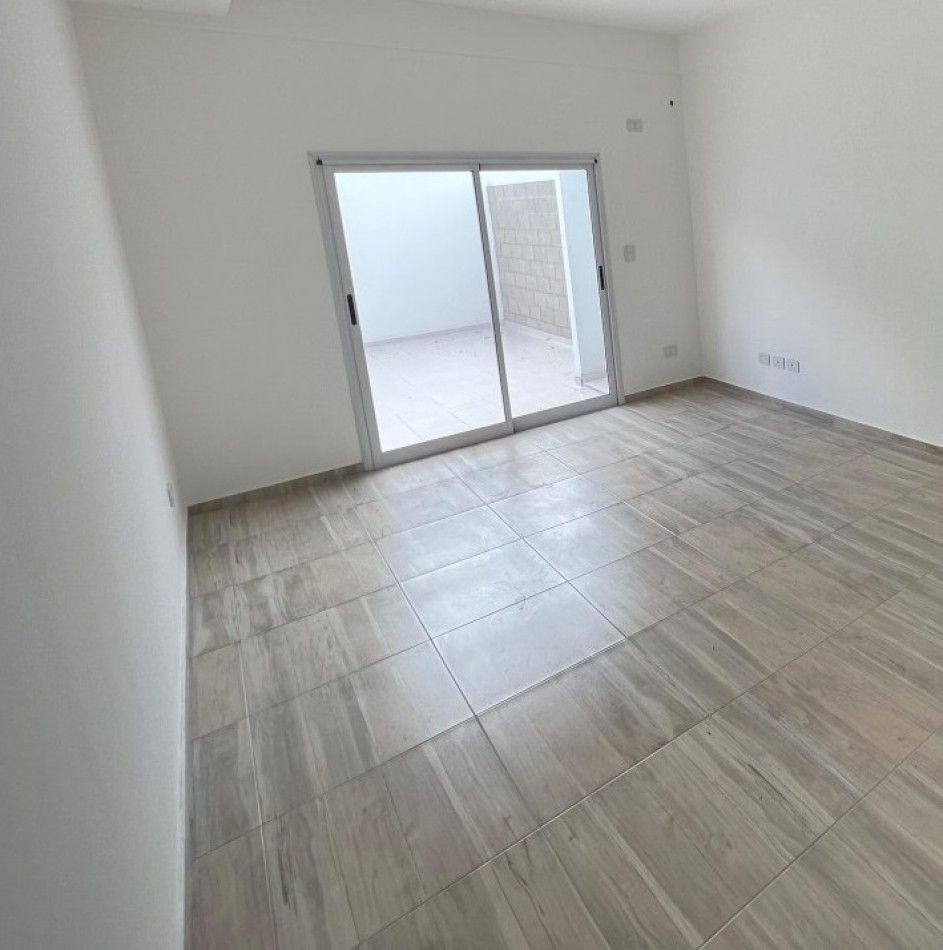 MONOAMBIENTE INTERNO, EN PLANTA BAJA, CON PATIO, 32M2.