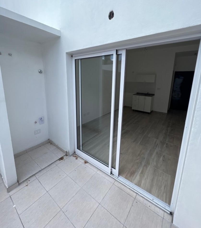 MONOAMBIENTE INTERNO, EN PLANTA BAJA, CON PATIO, 32M2.