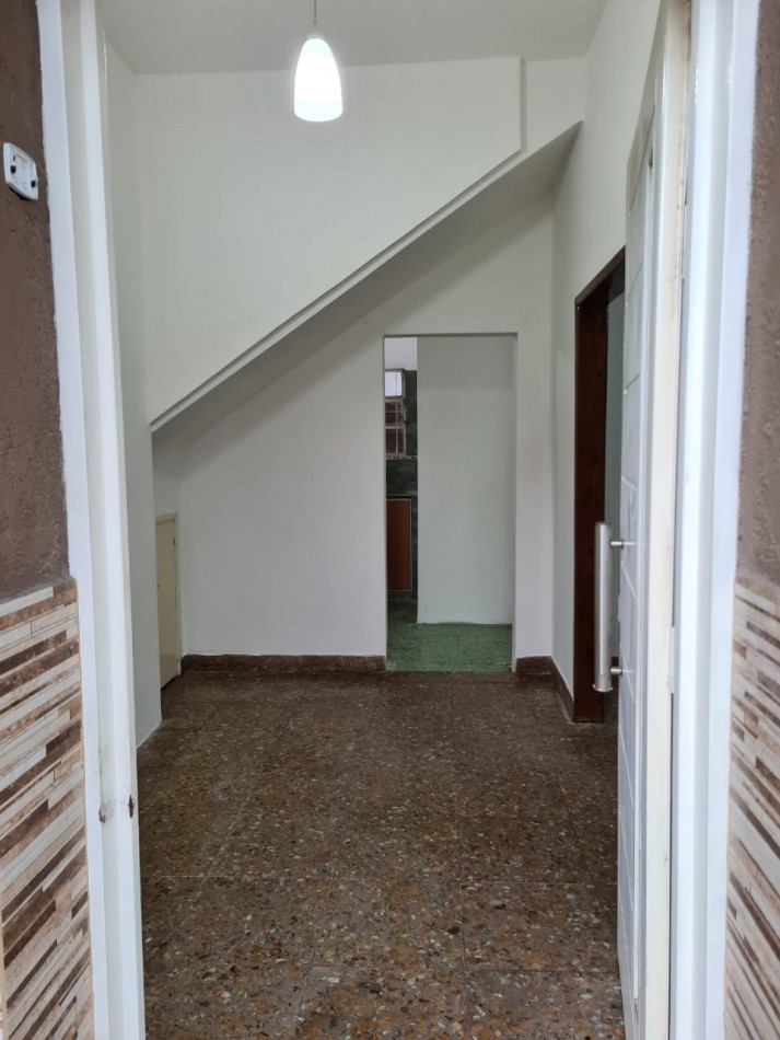 PH TIPO CASA EN PLANTA BAJA AL FRENTE DE 2 AMBIENTES, EN ALQUILER.