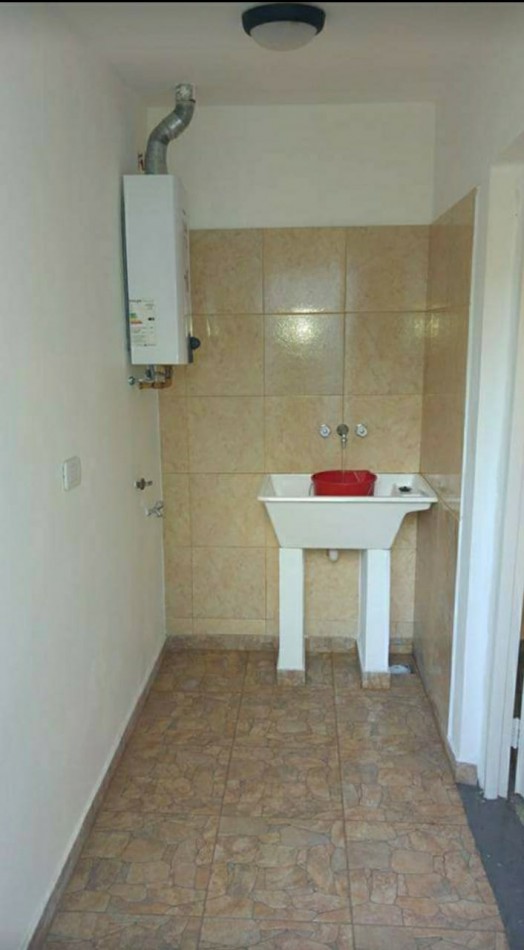 PH TIPO CASA EN PLANTA BAJA AL FRENTE DE 2 AMBIENTES, EN ALQUILER.