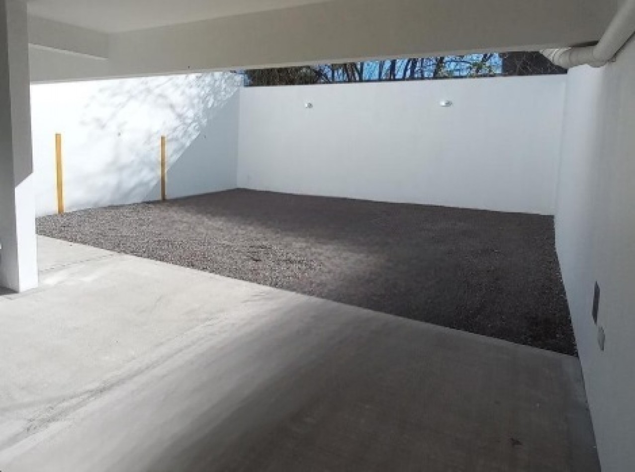 COCHERA DESCUBIERTA CON PORTON AUTOMATICO A ESTRENAR.