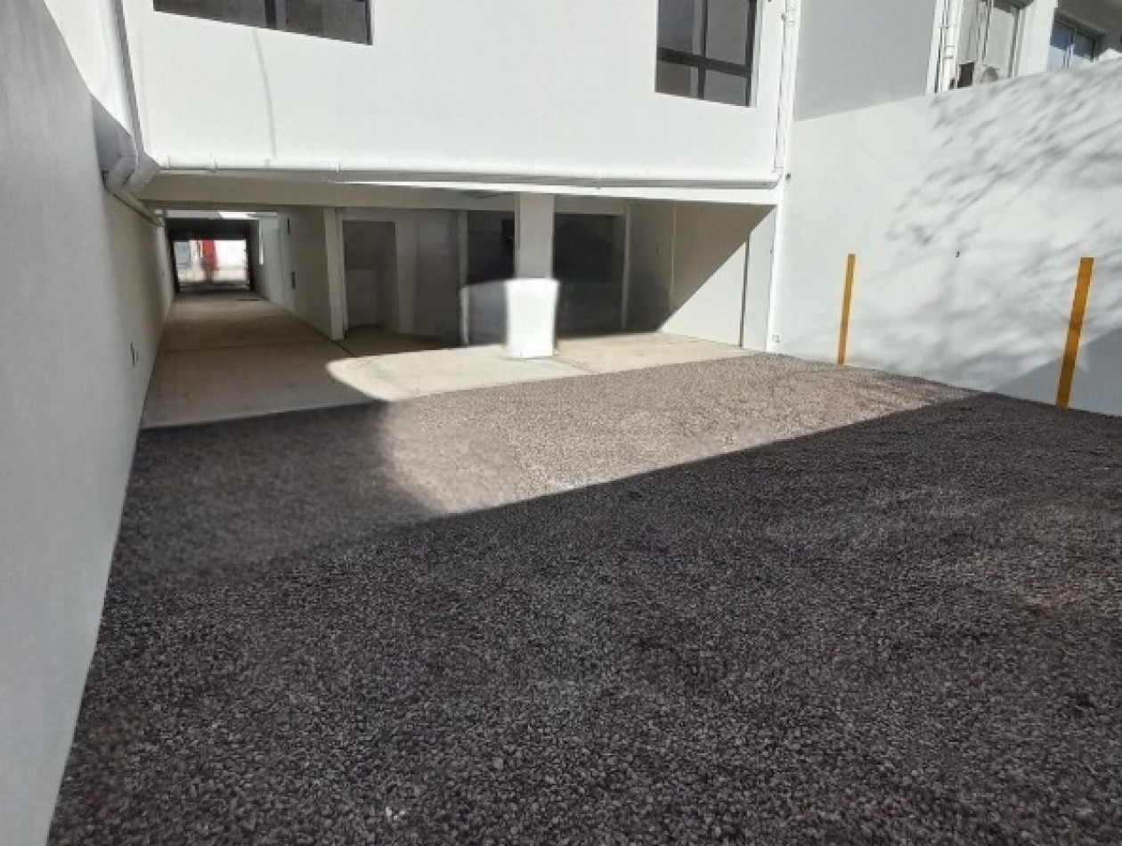 COCHERA DESCUBIERTA CON PORTON AUTOMATICO A ESTRENAR.