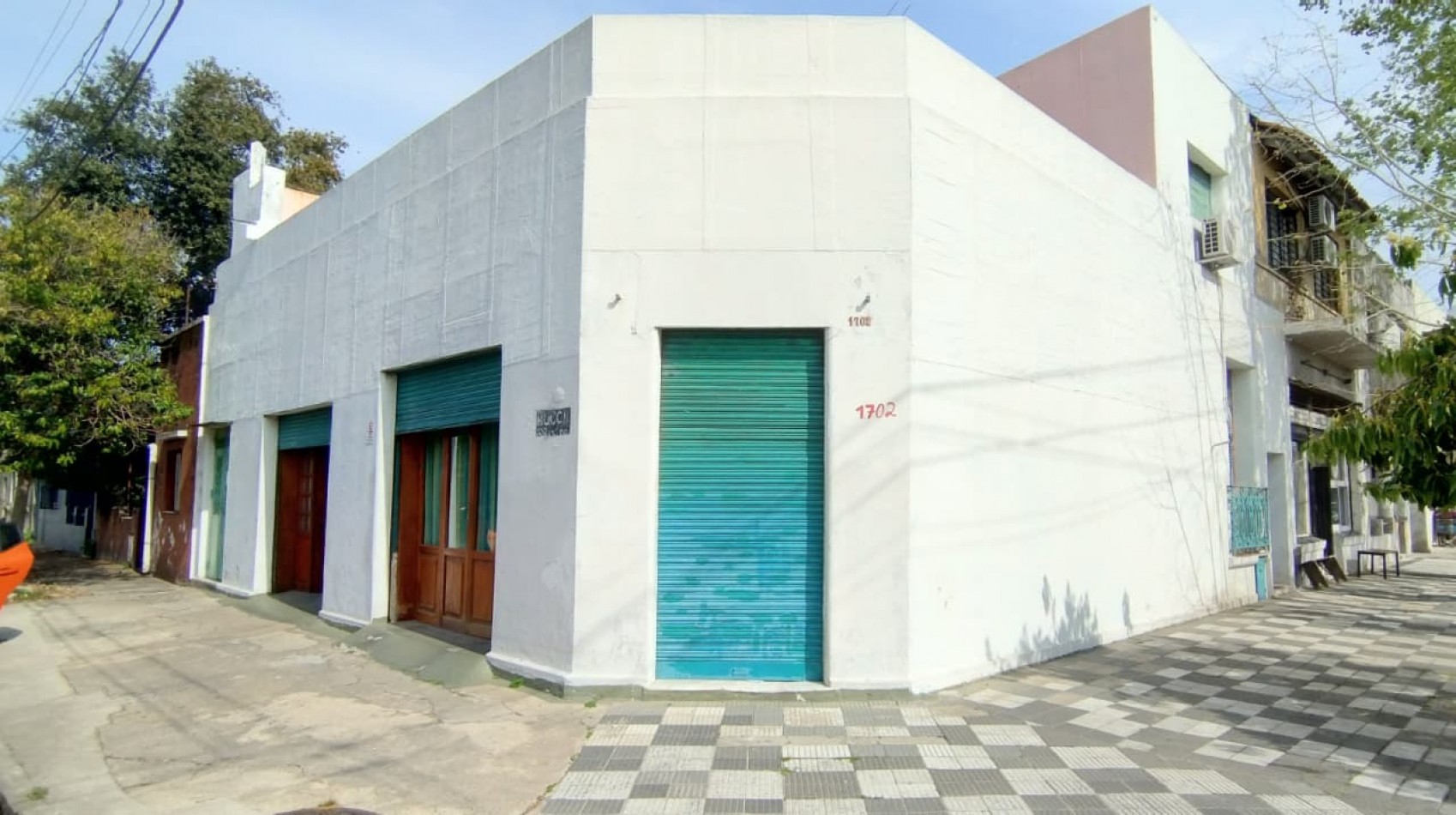 CASA DE 2 AMIENTES CON LOCAL COMERCIAL SOBRE ESQUINA 120M2.