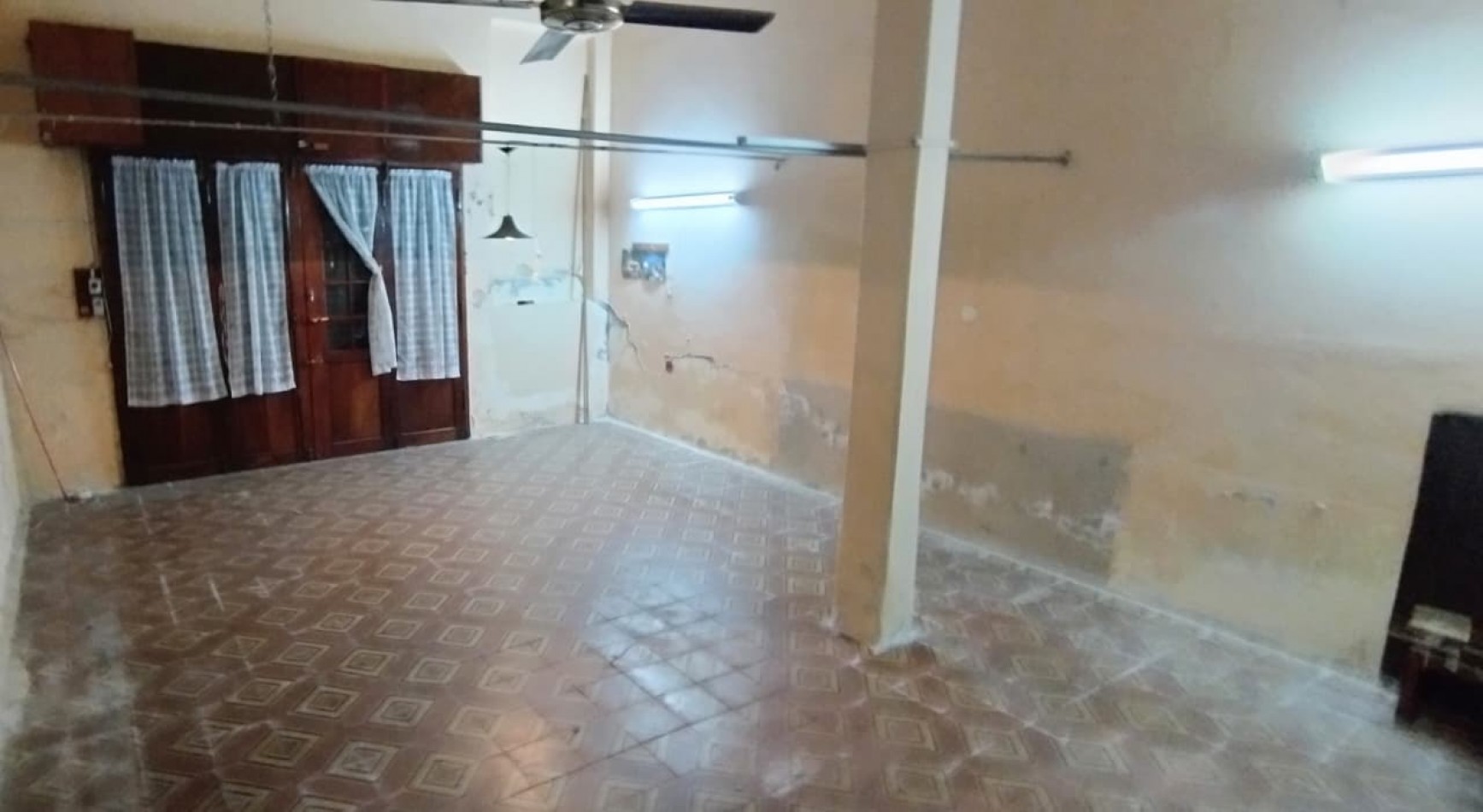 CASA DE 2 AMIENTES CON LOCAL COMERCIAL SOBRE ESQUINA 120M2.