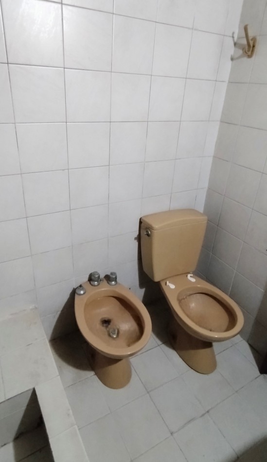 CASA DE 4 AMBIENTES, CON PATIO Y ESPACIO GUARDA COCHE.