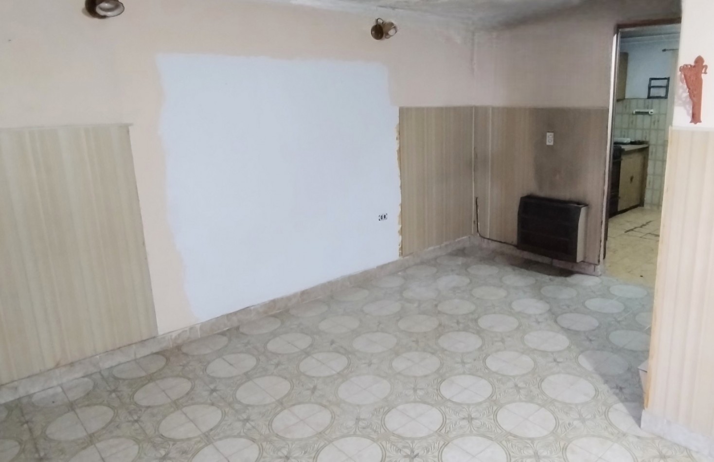 CASA DE 4 AMBIENTES, CON PATIO Y ESPACIO GUARDA COCHE.