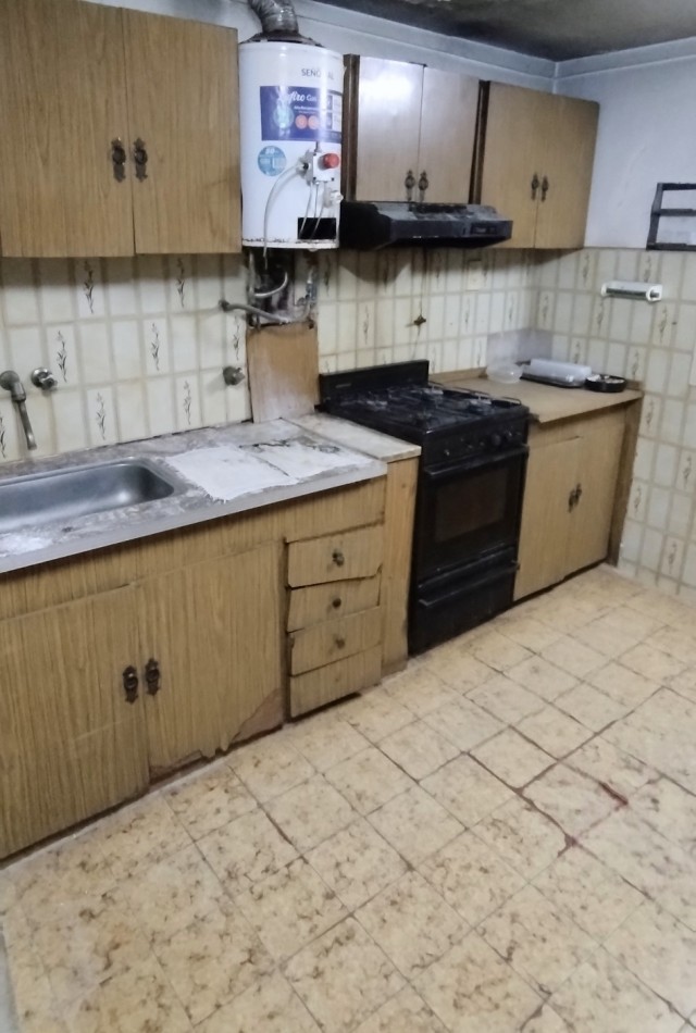 CASA DE 4 AMBIENTES, CON PATIO Y ESPACIO GUARDA COCHE.