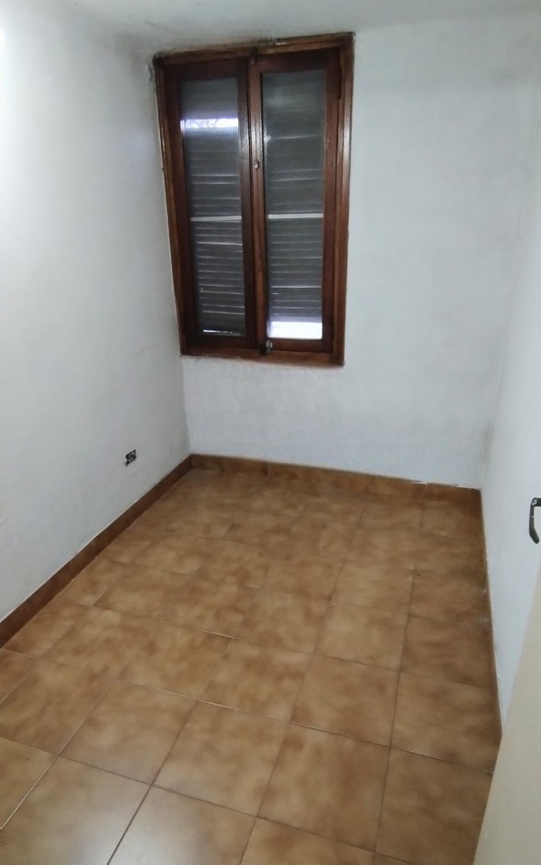 CASA DE 4 AMBIENTES, CON PATIO Y ESPACIO GUARDA COCHE.