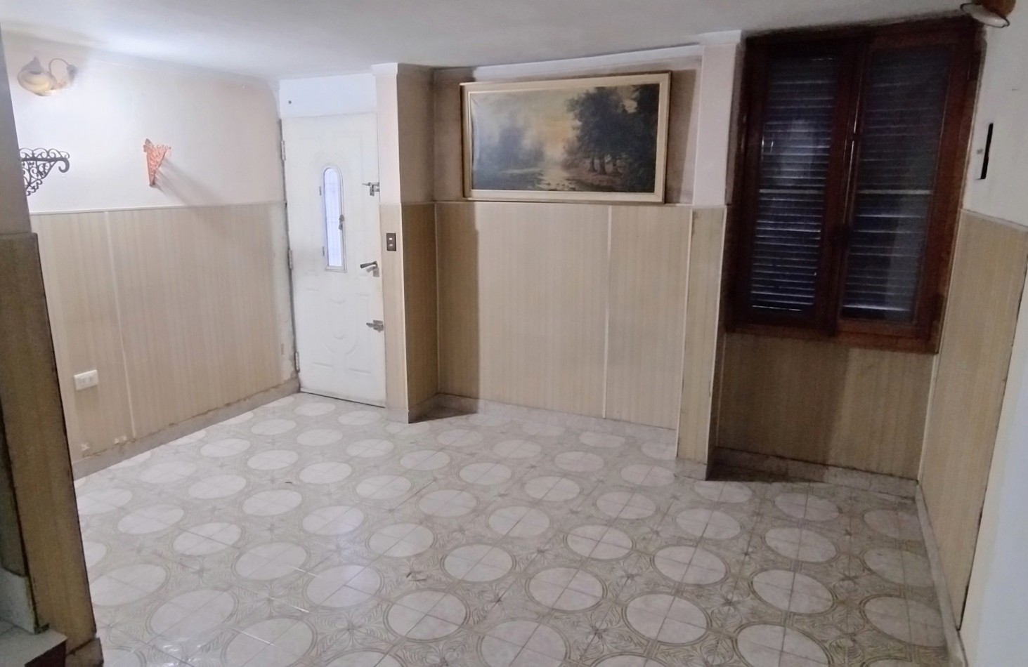 CASA DE 4 AMBIENTES, CON PATIO Y ESPACIO GUARDA COCHE.