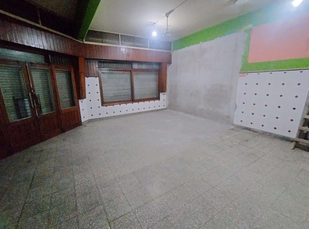 LOCAL COMERCIAL SOBRE ESQUINA 60M2, VALENTIN ALSINA.
