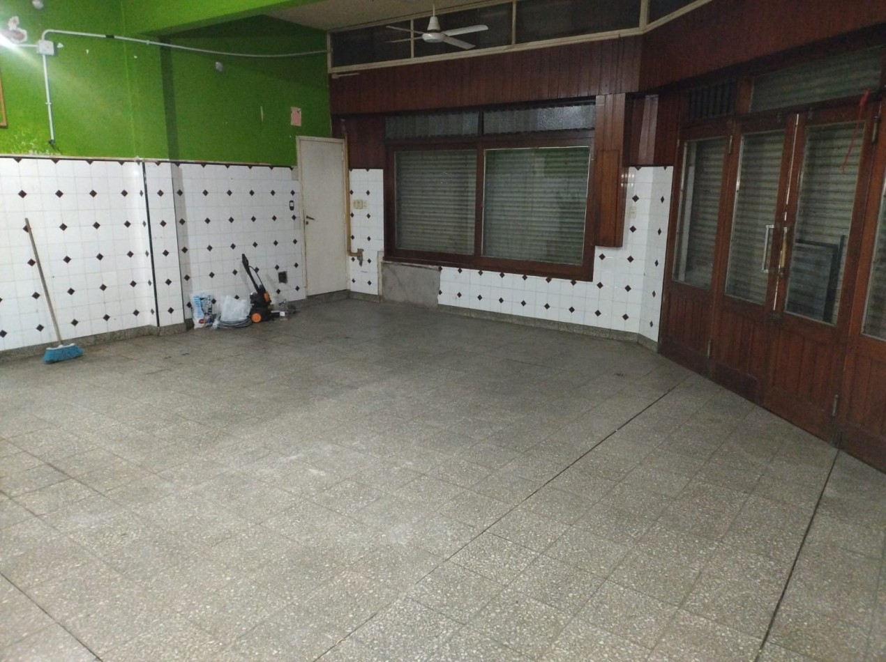 LOCAL COMERCIAL SOBRE ESQUINA 60M2, VALENTIN ALSINA.