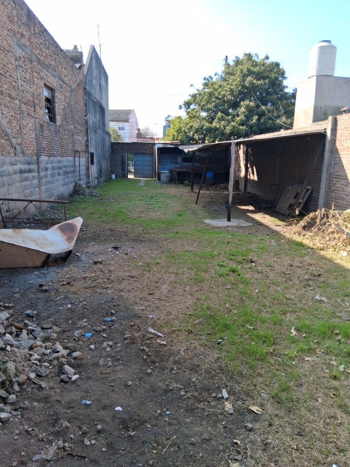 TERRENO DE 8.66M DE FRENTE X 30M DE FONDO. SUPERFICIE 260M2.